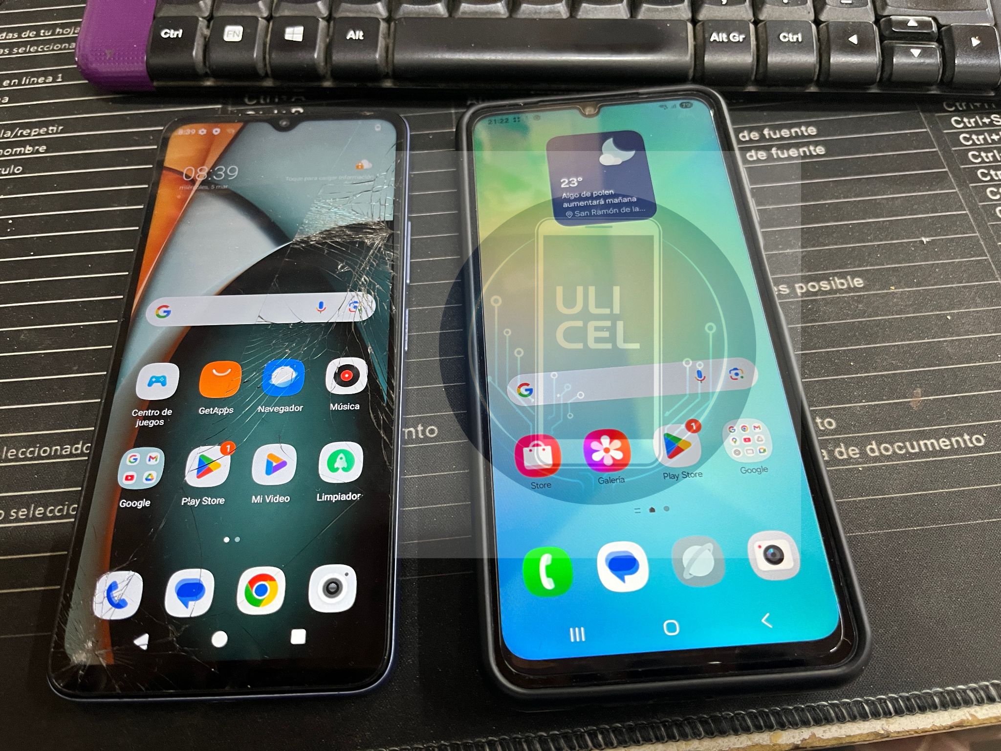 Técnico reparando una pantalla de celular